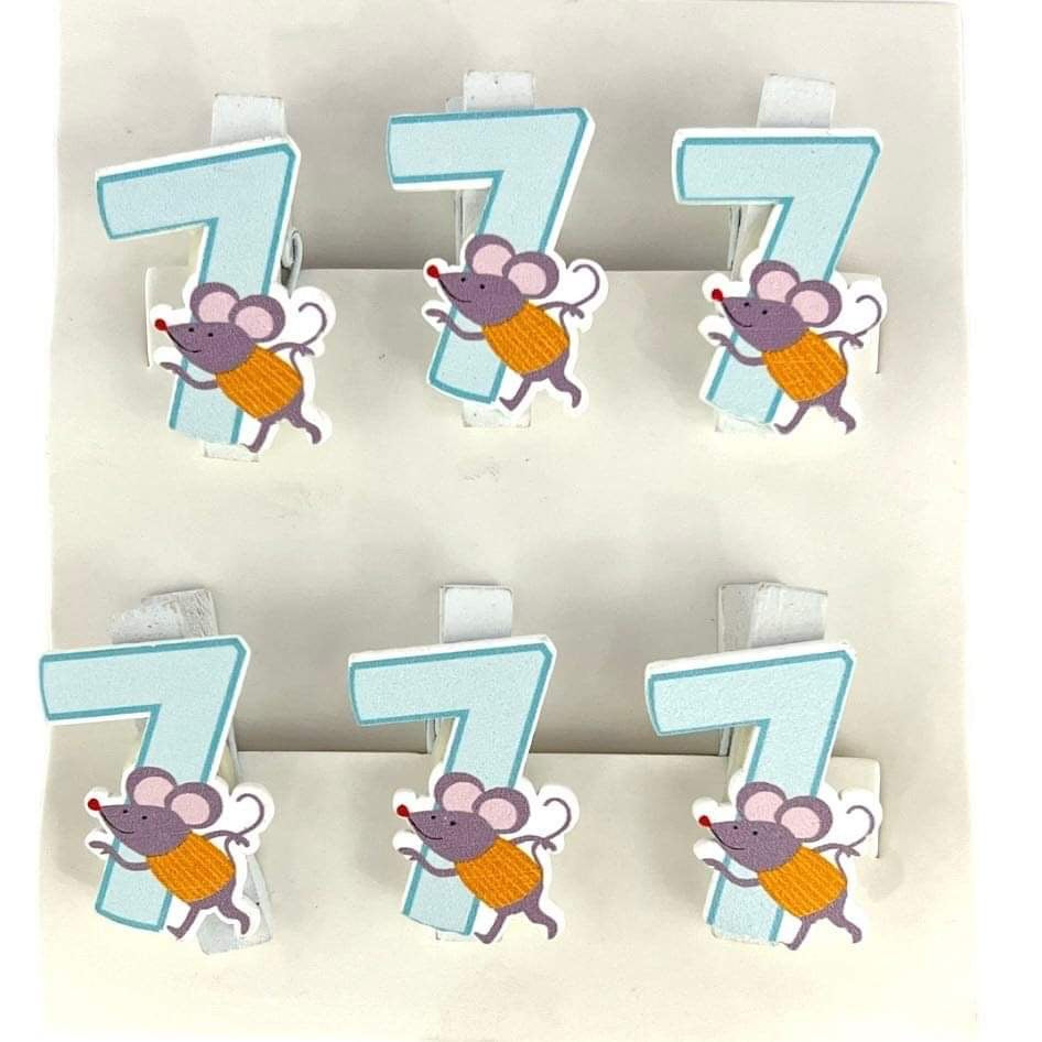 ملاقط خشبية تحمل أرقاماً